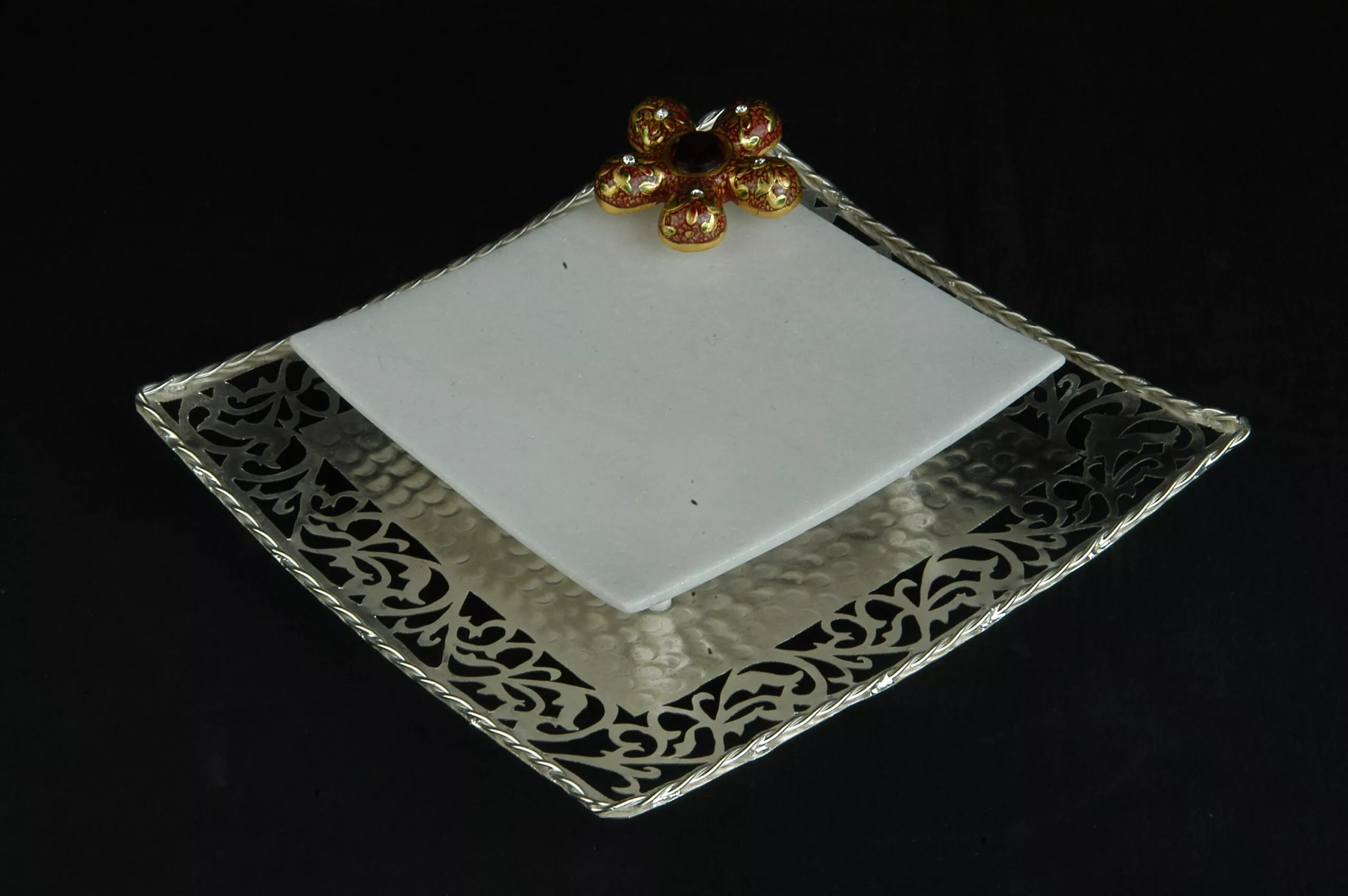 MARBLE AND METAL PLATE WITH TEA LIGHT