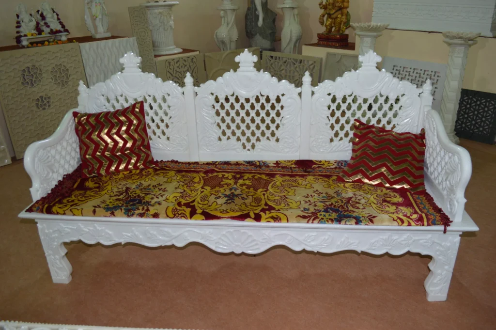 SOFA IN WHITE MARBLE WITH JALI