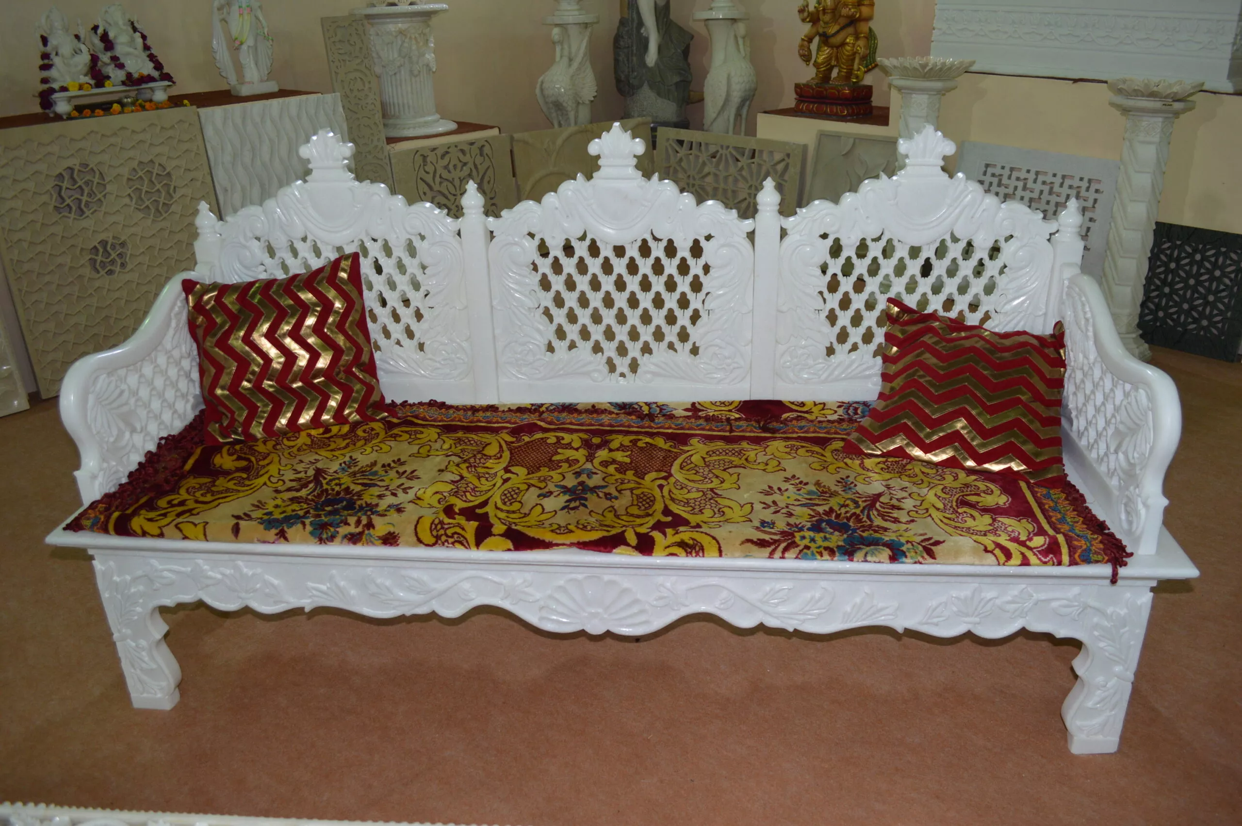 SOFA IN WHITE MARBLE WITH JALI