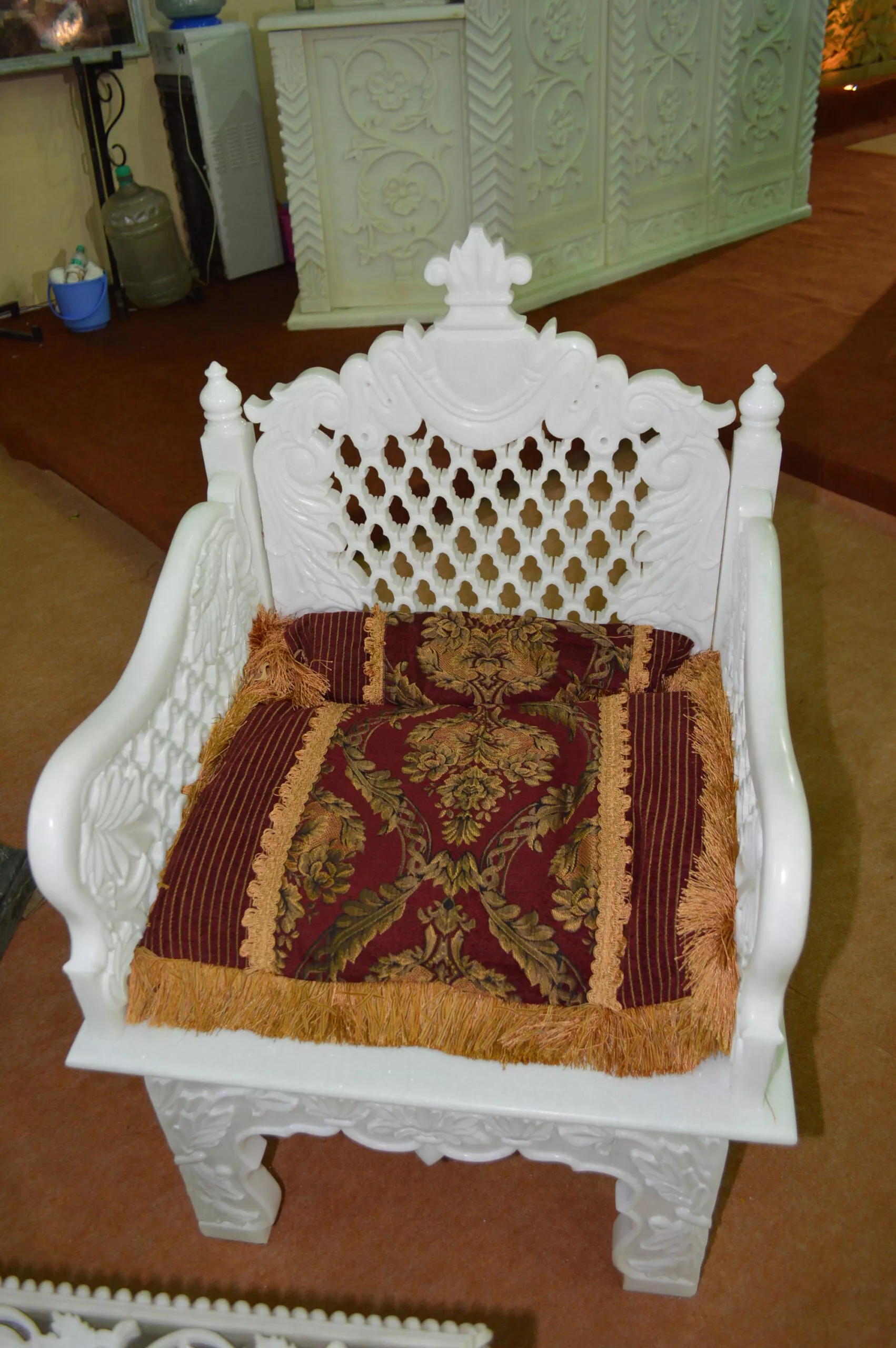 SOFA IN WHITE MARBLE WITH JALI
