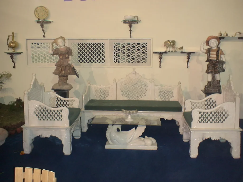 SOFA IN WHITE MARBLE WITH JALI