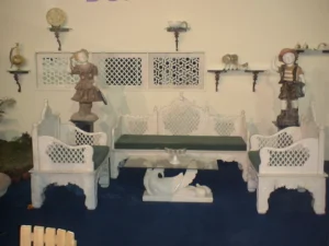 SOFA IN WHITE MARBLE WITH JALI