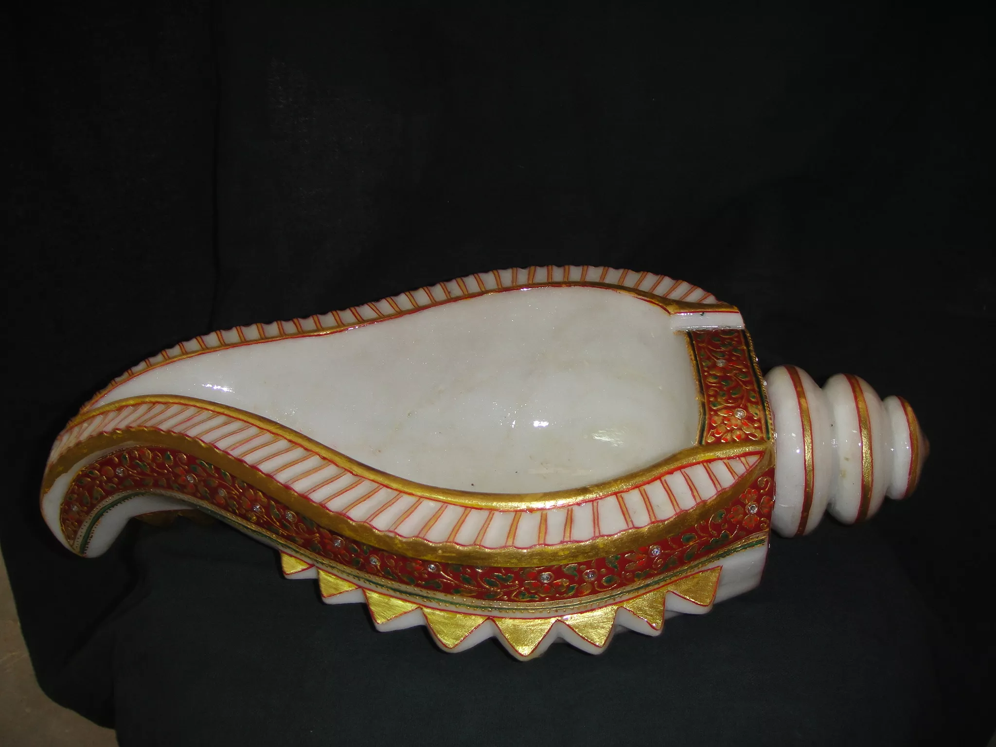 WHITE MARBLE CONCH WITH GOLD PAINTING WORK