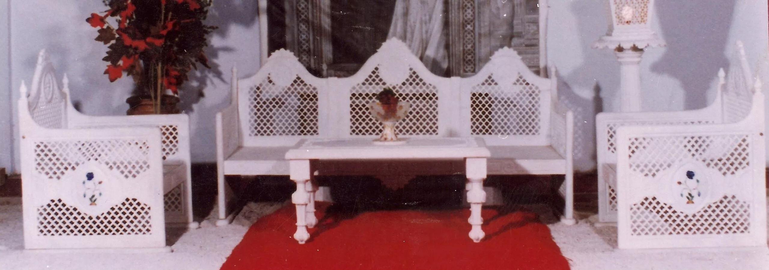 SOFA IN WHITE MARBLE WITH JALI