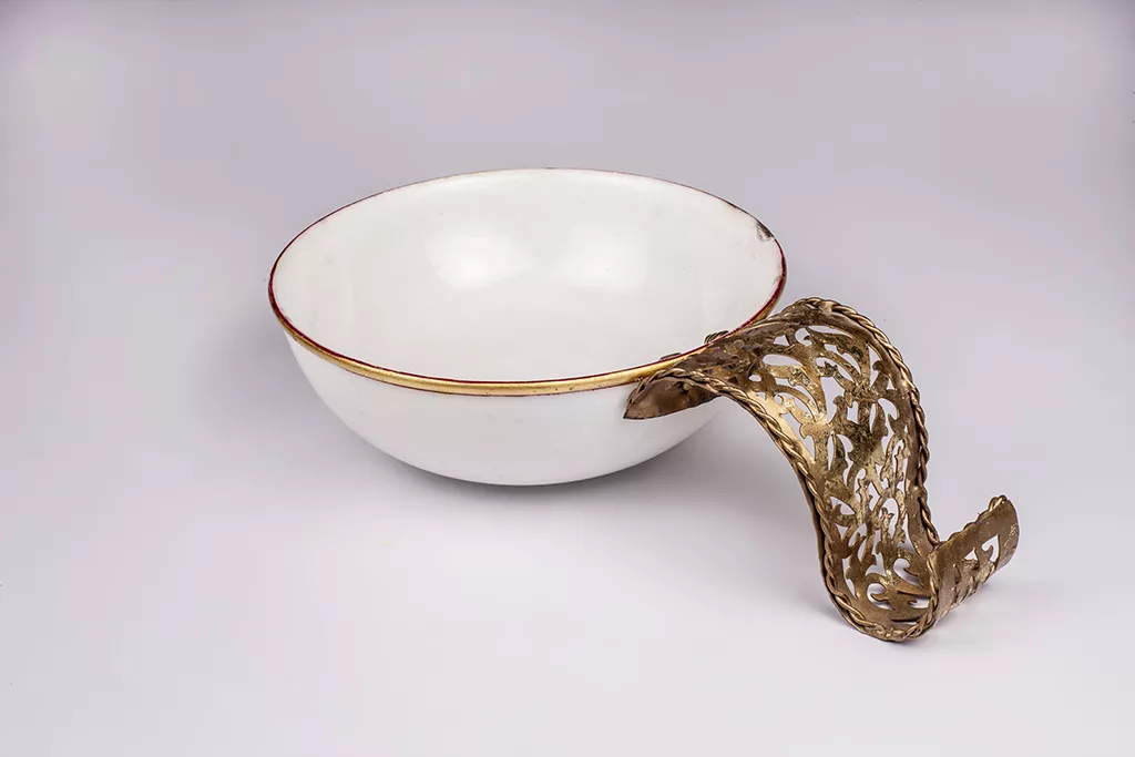 WHITE MARBLE BOWL WITH METAL STAND AND GOLD OUTLINE WORK