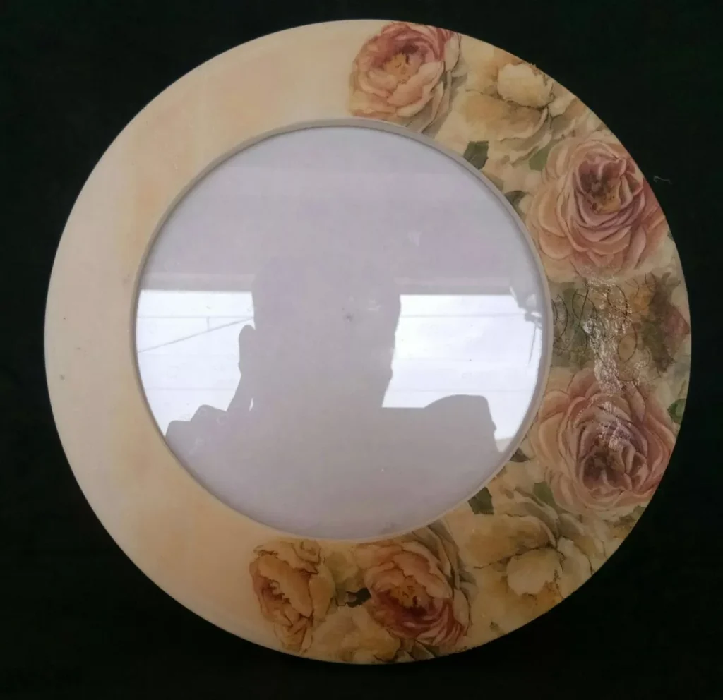 WHITE MARBLE PHOTO FRAME WITH DECOPATCH PAINTING WORK