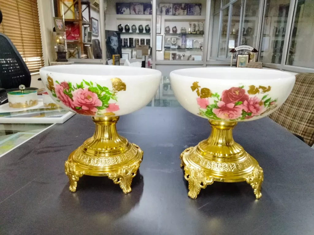 WHITE MARBLE BOWL WITH METAL STAND AND GOLD PAINTING AUR DECOPATCH WORK