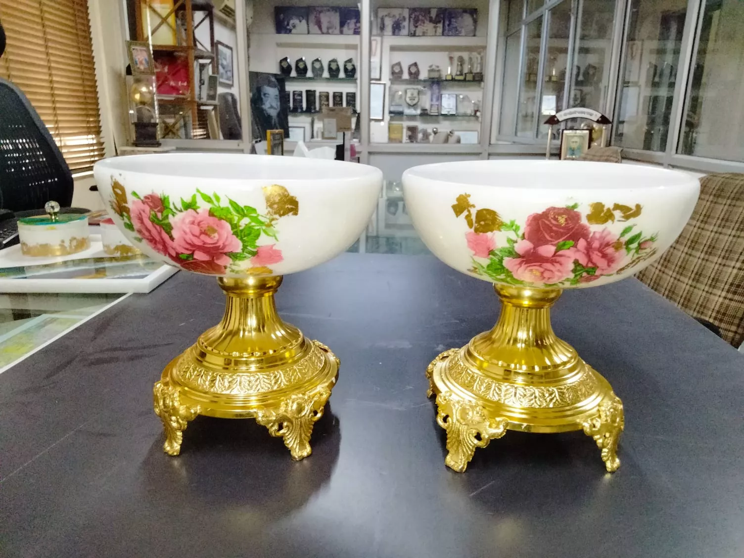 WHITE MARBLE BOWL WITH METAL STAND AND GOLD PAINTING AUR DECOPATCH WORK
